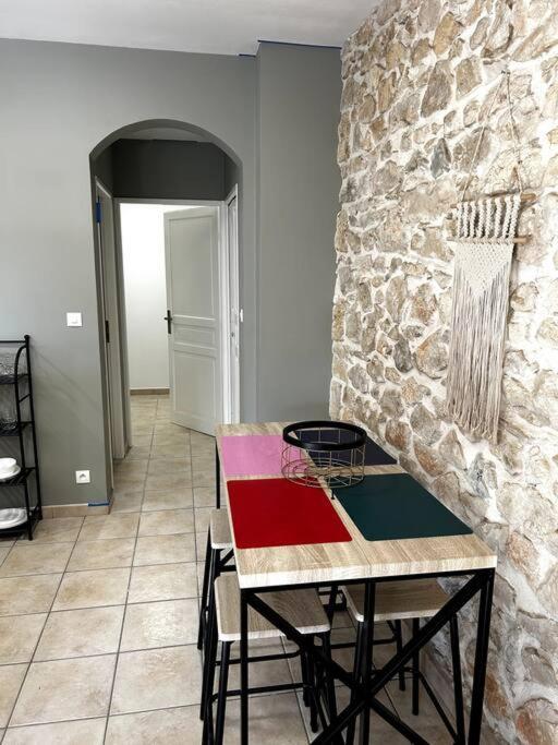 Superbe Appartement Dans Un Mas Nîmes Exterior foto
