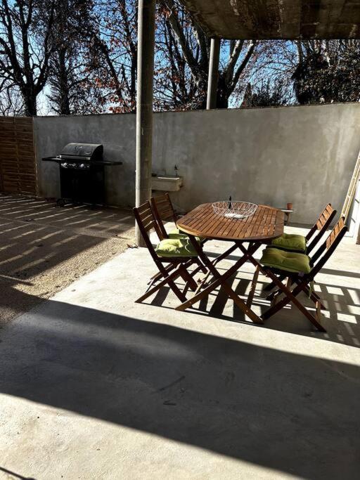 Superbe Appartement Dans Un Mas Nîmes Exterior foto